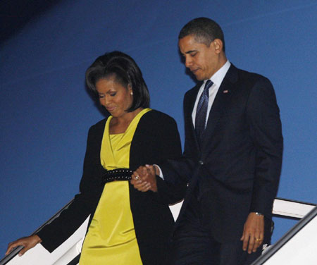 US President Barack Obama and first lady Michelle Obama arrive at London's Stansted Airport, March 31, 2009. [China Daily via agencies]