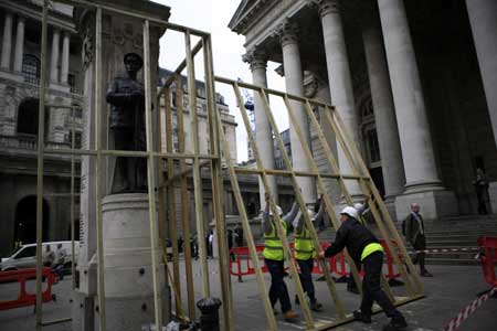 Workers place battens around a war memorial statue outside the building of the Royal Exchange in London March 31, 2009. The British capital is bracing for protests before and during the summit of the Group of 20 Countries, to be held on April 2.[Xinhua]