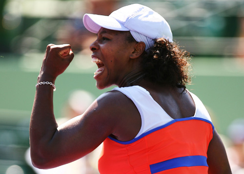 Serena Williams advanced to the semifinal of the Sony Ericsson Open on Wednesday, overcoming a dismal start to beat unseeded Li Na of China 4-6, 7-6 (1), 6-2. [Sina.com]