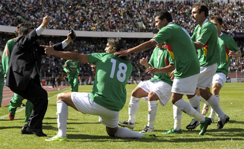 Bolivian players celebrate a goal against Argentina in the 2010 World Cup qualifier on Wednesday. [Sina.com]