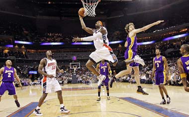 Charlotte Bobcats forward Gerald Wallace shoots around Los Angeles Lakers center Pau Gasol in Charlotte on Tuesday. [Shanghai Daily] 