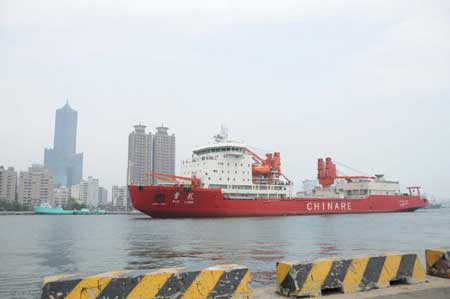 ThChina's Antarctic exploration vessel, the Snow Dragon, or Xuelong in Chinese, arrives at the Kaohsiung Port in southeast China's Taiwan Province, on April 1, 2009. The Snow Dragon arrived in Taiwan's Kaohsiung Port on Wednesday at the invitation of local academic institutions to have cross-Strait polar research exchanges. 