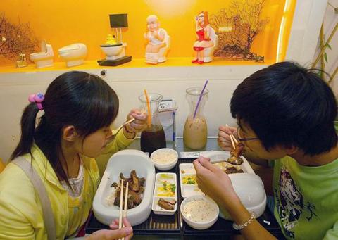 A restaurant themed on toilet utilities opened in Taiwan's Kaohsiung has won the favor of many novelty-seeking consumers. In the restaurant, toilet bowls are used as seats, bathtubs are used as bowls and some dishes are served shaped like fecal matter. [Photo: Xinhua] 