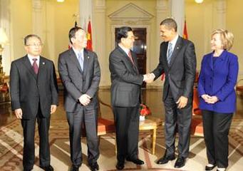 Chinese President Hu Jintao (3rd L) shakes hands with U.S. President Barack Obama (2nd R) during their meeting in London, Britain, on April 1, 2009. [Li Xueren/Xinhua] 