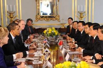 Chinese President Hu Jintao (2nd R) and U.S. President Barack Obama (2nd L) meet in London, Britain, on April 1, 2009. [Li Xueren/Xinhua]