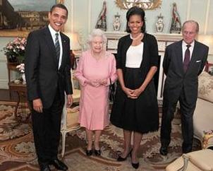 U.S. President Barack Obama (L) and his wife Michelle (2nd R) pose for a photograph with Britain&apos;s Queen Elizabeth and Prince Philip, the Duke of Edinburgh, at Buckingham Palace in London April 1, 2009. [John Stillwell/Pool/REUTERS]