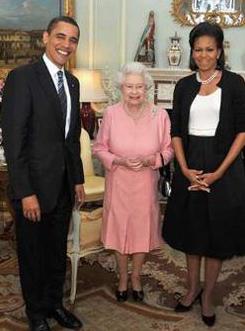 U.S. President Barack Obama (L) and his wife Michelle (R) pose for a photograph with Britain's Queen Elizabeth at Buckingham Palace in London April 1, 2009. [John Stillwell/Pool/REUTERS]