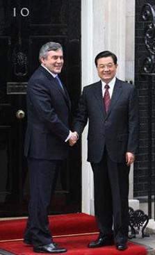 Chinese President Hu Jintao (R) meets with British Prime Minister Gordon Brown in London, Britain, on April 1, 2009. [Liu Weibing/Xinhua] 