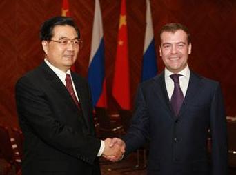 Chinese President Hu Jintao (L) meets with Russian President Dmitry Medvedev in London, Britain, April 1, 2009. [Ju Peng/Xinhua] 