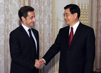 Chinese President Hu Jintao (R) shakes hands with French President Nicolas Sarkozy during their meeting in London, Britain, on April 1, 2009. [Li Xueren/Xinhua]