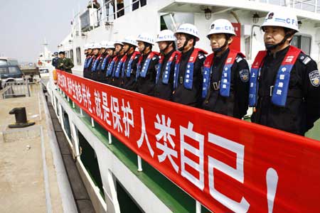 Staff members of the fishery department get ready to patrol at the estuary of Yangtze River in Shanghai, east China, on April 1, 2009. Officers of the Administrative Committee of Yangtze River's Fishery Resources will collaborate with colleagues in charge of the fishery department of cities along the Yangtze River, to curb illegal fishing activity during the three-month fishing ban starting from April 1. [Pei Xin/Xinhua] 