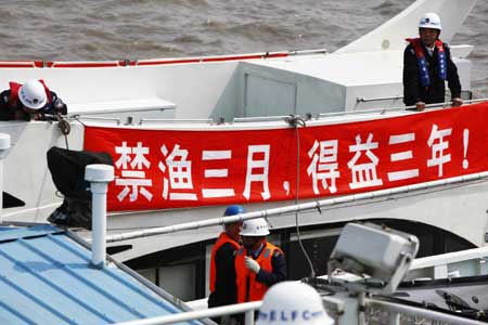 Staff members of the fishery department get ready to patrol at the estuary of Yangtze River in Shanghai, east China, on April 1, 2009. Officers of the Administrative Committee of Yangtze River's Fishery Resources will collaborate with colleagues in charge of the fishery department of cities along the Yangtze River, to curb illegal fishing activity during the three-month fishing ban starting from April 1. [Pei Xin/Xinhua]