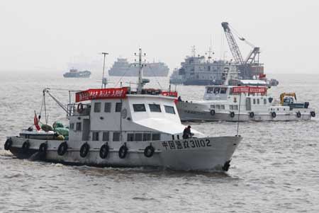 Two fishery ships patrol at the estuary of Yangtze River in Shanghai, east China, on April 1, 2009. Officers of the Administrative Committee of Yangtze River's Fishery Resources will collaborate with colleagues in charge of the fishery department of cities along the Yangtze River, to curb illegal fishing activity during the three-month fishing ban starting from April 1. [Pei Xin/Xinhua]