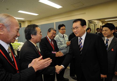 Li Changchun, a member of the Standing Committee of the Political Bureau of the CPC Central Committee, visited Kawasaki, a city in the south of Tokyo, and talked with several local entrepreneurs April 1, 2009. [Xinhua]
