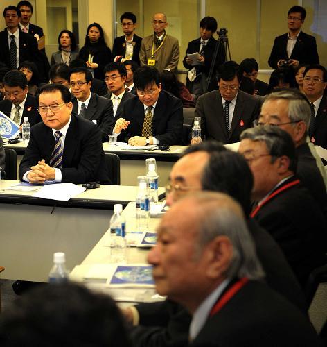 Li Changchun, a member of the Standing Committee of the Political Bureau of the CPC Central Committee, visited Kawasaki, a city in the south of Tokyo, and talked with several local entrepreneurs April 1, 2009. [Xinhua] 