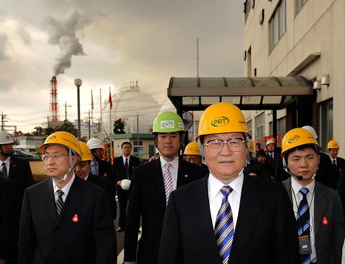 Li Changchun, a member of the Standing Committee of the Political Bureau of the CPC Central Committee, visited Kawasaki, a city in the south of Tokyo, and talked with several local entrepreneurs April 1, 2009. [Xinhua] 