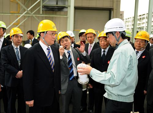 Li Changchun, a member of the Standing Committee of the Political Bureau of the CPC Central Committee, visited Kawasaki, a city in the south of Tokyo, and talked with several local entrepreneurs April 1, 2009. [Xinhua] 