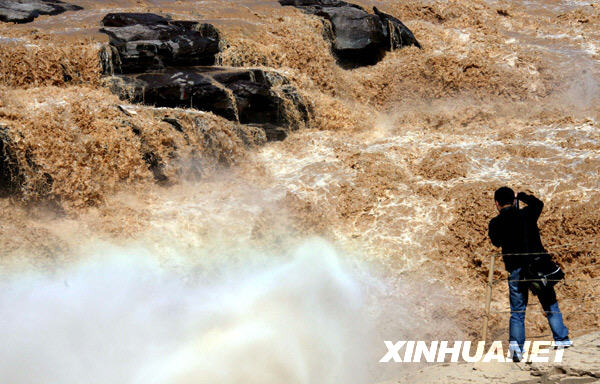 Located at the intersection of Shanxi Province and Shaanxi Province on the Loess Plateau, the Hukou Waterfall, the second largest waterfall in China, reopens to visitors on April 1 after closing for over two months due to the sleety weather. According to Xinhua reports, the travel resort saw about 2000 visitors on its first day after reopening.