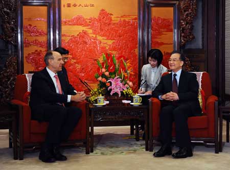 Chinese Premier Wen Jiabao(R) meets with Francis Gurry(L), director-general of the World Intellectual Property Organization (WIPO) in Beijing, April 1, 2009. Wen said that the government would increase efforts to protect intellectual property rights (IPR). 