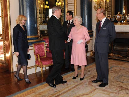 British Queen Elizabeth II (2nd R) talks with Canadian Prime Minister Stephen Harper (2nd L) during a reception hosted by the queen for leaders of the Group of 20 Countries (G20) at Buckingham Palace in London April 1, 2009. The G20 Summit on Financial Markets and World Economy will be held in London on April 2. 