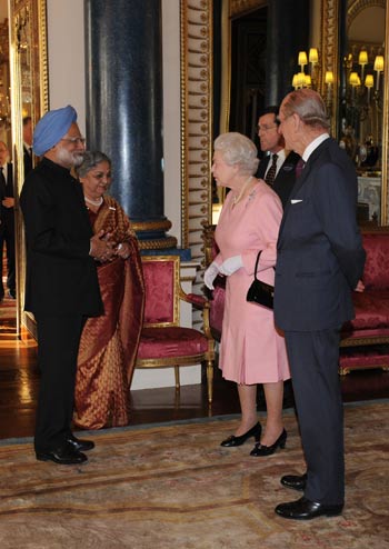 British Queen Elizabeth II (2nd R) talks with Indian Prime Minister Manmohan Singh (1st L) during a reception hosted by the queen for leaders of the Group of 20 Countries (G20) at Buckingham Palace in London April 1, 2009. The G20 Summit on Financial Markets and World Economy will be held in London on April 2. 