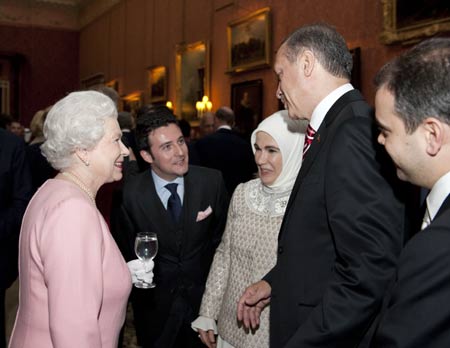 British Queen Elizabeth II (1st L) talks with Turkish Prime Minister Recap Tayyip Erdogan (2nd R) during a reception hosted by the queen for leaders of the Group of 20 Countries (G20) at Buckingham Palace in London April 1, 2009. The G20 Summit on Financial Markets and World Economy will be held in London on April 2. 