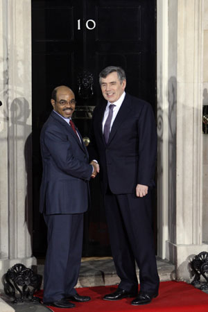 British Prime Minister Gordon Brown (R) shakes hands with Ethiopian Prime Minister Meles Zenawi at No. 10 Downing Street in London April 1, 2009. 