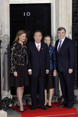 UN Secretary General Ban Ki-moon (2L) and his wife are greeted by British Prime Minister Gordon Brown (R) and his wife Sarah as they arrive at No. 10 Downing Street in London April 1, 2009.