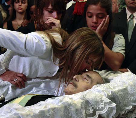 A woman kisses the head of the late Argentine president Raul Alfonsin during the wake in the Congress in Buenos Aires, April 1, 2009. 