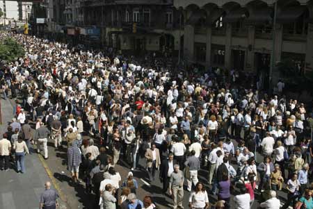 People wait outside the Congress building to pay their respects to the late Argentine president Raul Alfonsin in Buenos Aires, April 1, 2009. 