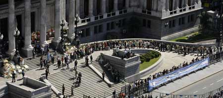 People wait outside the Congress building to pay their respects to the late Argentine president Raul Alfonsin in Buenos Aires, April 1, 2009.