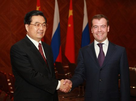 Chinese President Hu Jintao (L) meets with Russian President Dmitry Medvedev in London, Britain, April 1, 2009.[Xinhua]