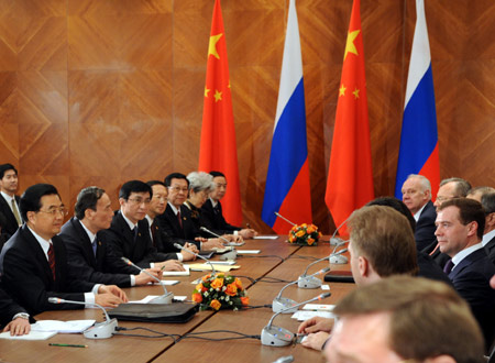 Chinese President Hu Jintao meets with Russian President Dmitry Medvedev in London, Britain, April 1, 2009.[Xinhua]