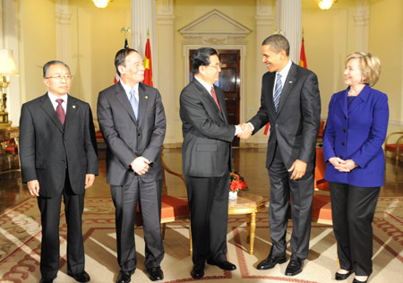 Chinese President Hu Jintao (3rd L) shakes hands with U.S. President Barack Obama (2nd R) during their meeting in London, Britain, on April 1, 2009. [Xinhua]