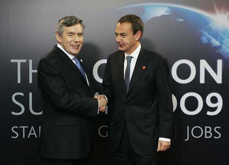 Spanish Prime Minister Jose Luis Rodriguez Zapatero (R) arrives at ExCel center and is greeted by British Prime Minister Gordon Brown for the summit of the Group of 20 Countries (G20) in London April 2, 2009.[Xinhua]