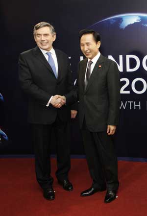 South Korean President Lee Myung-Bak (R) arrives at ExCel center and is greeted by British Prime Minister Gordon Brown for the summit of the Group of 20 Countries (G20) in London April 2, 2009. [Xinhua]