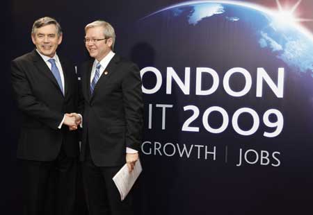 Prime Minister of Australia Kevin Rudd (R) arrives at ExCel center and is greeted by British Prime Minister Gordon Brown for the summit of the Group of 20 Countries (G20) in London April 2, 2009. [Xinhua]