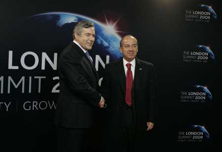 Mexican President Felipe Calderon Hinojosa (R) arrives at ExCel center and is greeted by British Prime Minister Gordon Brown for the summit of the Group of 20 Countries (G20) in London April 2, 2009. [Xinhua]