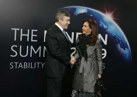 Argentine President Cristina Fernandez de Kirchner (R) arrives at ExCel center and is greeted by British Prime Minister Gordon Brown for the summit of the Group of 20 Countries (G20) in London April 2, 2009. [Xinhua]
