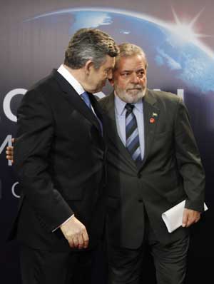 Brazilian President Luiz Inacio Lula da Silva (R) arrives at ExCel center and is greeted by British Prime Minister Gordon Brown for the summit of the Group of 20 Countries (G20) in London April 2, 2009. [Xinhua]