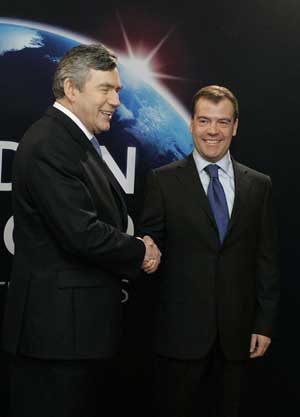 Russia's President Dmitry Medvedev (R) arrives at ExCel center and is greeted by British Prime Minister Gordon Brown for the summit of the Group of 20 Countries (G20) in London April 2, 2009. [Xinhua]