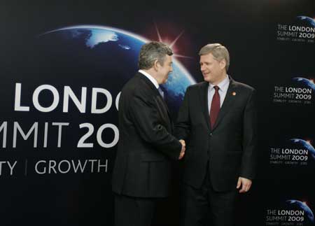 Prime Minister of Canada Stephen Harper (R) arrives at ExCel center and is greeted by British Prime Minister Gordon Brown for the summit of the Group of 20 Countries (G20) in London April 2, 2009. [Xinhua] 