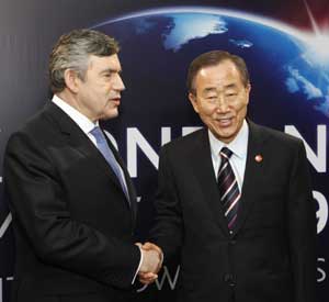 United Nations Secretary General Ban Ki-Moon (R) arrives at ExCel center and is greeted by British Prime Minister Gordon Brown for the summit of the Group of 20 Countries (G20) in London April 2, 2009. [Xinhua]