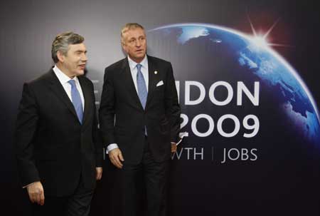 Czech Prime Minister Mirek Topolanek (R) arrives at ExCel center and is greeted by British Prime Minister Gordon Brown for the summit of the Group of 20 Countries (G20) in London April 2, 2009.[Xinhua]