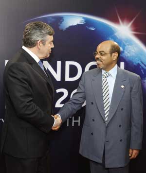 Ethiopia's Prime Minister Meles Zenawi (R) arrives at ExCel center and is greeted by British Prime Minister Gordon Brown for the summit of the Group of 20 Countries (G20) in London April 2, 2009. [Xinhua]