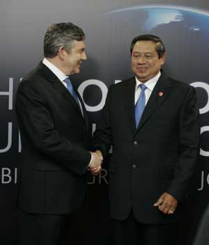 Indonesian President Susilo Bambang Yudhoyono (R) arrives at ExCel center and is greeted by British Prime Minister Gordon Brown for the summit of the Group of 20 Countries (G20) in London April 2, 2009. [Xinhua]