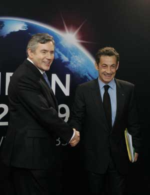 French President Nicolas Sarkozy (R) arrives at ExCel center and is greeted by British Prime Minister Gordon Brown for the summit of the Group of 20 Countries (G20) in London April 2, 2009. [Xinhua] 