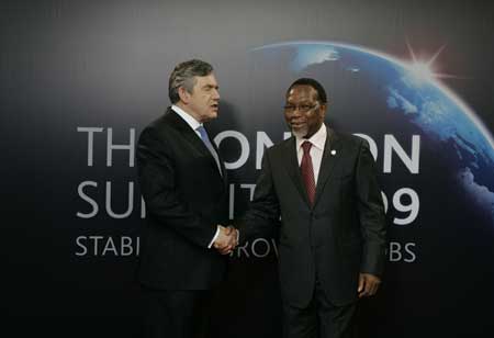 President of South Africa Kgalema Motlanthe (R) arrives at ExCel center, venue of the summit of the Group of 20 Countries (G20), at the start of the conference, in London April 2, 2009. [Xinhua]