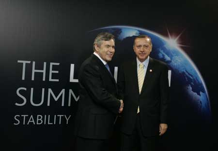 Turkish Prime Minister Recap Tayyip Erdogan (R) arrives at ExCel center and is greeted by British Prime Minister Gordon Brown for the summit of the Group of 20 Countries (G20) in London April 2, 2009. [Xinhua]