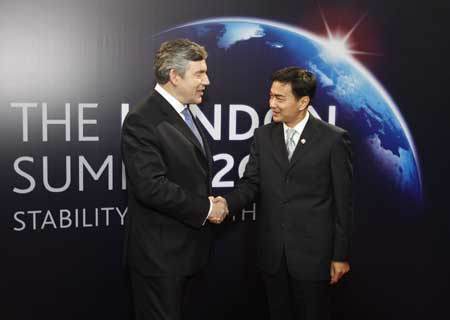 Thai Prime Minister Abhisit Vejjajiva (R) arrives at ExCel center and is greeted by British Prime Minister Gordon Brown for the summit of the Group of 20 Countries (G20) in London April 2, 2009. [Xinhua]